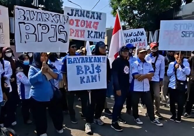 
					Ratusan buruh yang tergabung pada FSPMI, melakukan aksi demonstrasi di PT Immortal Cosmedika Indonesia, Cimanggis, Depok.