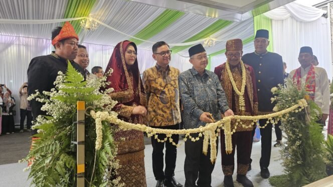 
					Menteri Pendidikan Dasar dan Menengah, Abdul Mu'ti meresmikan sekolah Bakti Mulya 400, Beji, Depok.