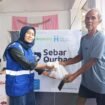 Caption : Perwakilan Human Initiative saat memberikan daging kurban kepada masyarakat di wilayah Depok.