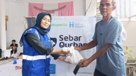 Caption : Perwakilan Human Initiative saat memberikan daging kurban kepada masyarakat di wilayah Depok.