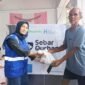 Caption : Perwakilan Human Initiative saat memberikan daging kurban kepada masyarakat di wilayah Depok.
