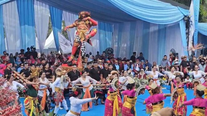 
					Atraksi Ogoh Ogoh turut memeriahkan Lebaran Depok, di Alun-Alun Kota Depok.