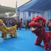 Atraksi Barongsai turut memeriahkan perayaan Lebaran Depok di Alun Alun Kota Depok.