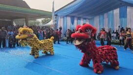 Atraksi Barongsai turut memeriahkan perayaan Lebaran Depok di Alun Alun Kota Depok.