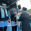 Ketua KOOD, Ahmad Dahlan memperlihatkan tradisi nyorog kepada Wali Kota Depok, Supian Suri pada Lebaran Depok 2026.