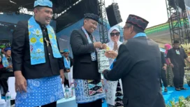 Ketua KOOD, Ahmad Dahlan memperlihatkan tradisi nyorog kepada Wali Kota Depok, Supian Suri pada Lebaran Depok 2026.