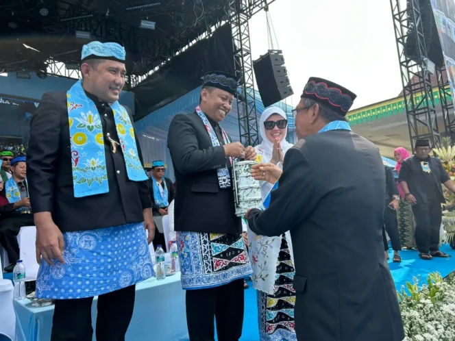 
					Ketua KOOD, Ahmad Dahlan memperlihatkan tradisi nyorog kepada Wali Kota Depok, Supian Suri pada Lebaran Depok 2026.