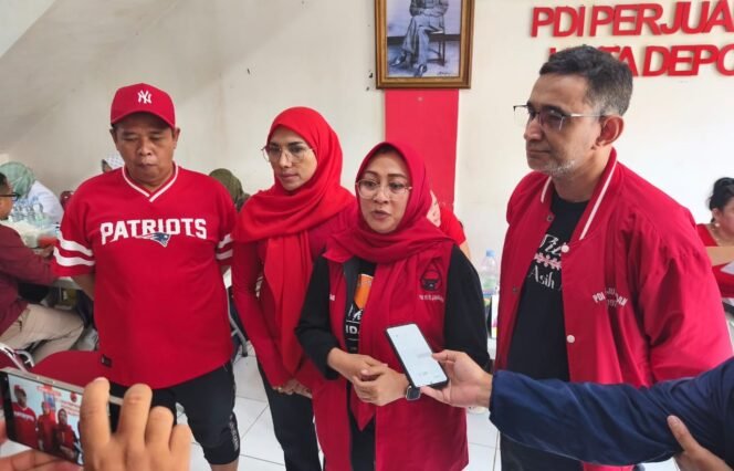 
					Ketua DPC PDI Perjuangan Depok, Yuni Indriany saat pelaksanaan peringatan Bulan Bung Karno di kantor DPC PDI Perjuangan,GDC, Depok.