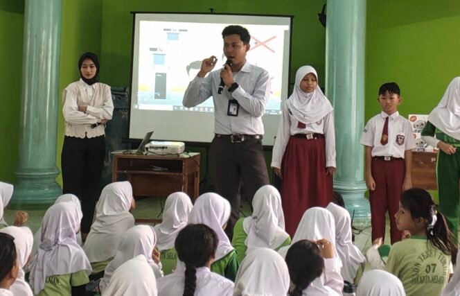
					BRI Pancoran saat edukasi dunia perbankan ke siswa SD di kawasan Tebet Timur, baru-baru ini. Foto : Istimewa