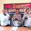 Kapolsek Bojonggede AKP Abdullah Safi'ih didampingi jajarannya dan Kasi Humas Polres Metro Depok AKP Hendra K menunjukan barang bukti komplotan maling spesialis mobil di Mapolsek Bojonggede, Jumat, 17 Juli 2026. Foto : Istimewa
