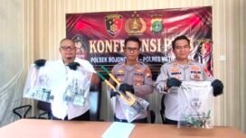 Kapolsek Bojonggede AKP Abdullah Safi'ih didampingi jajarannya dan Kasi Humas Polres Metro Depok AKP Hendra K menunjukan barang bukti komplotan maling spesialis mobil di Mapolsek Bojonggede, Jumat, 17 Juli 2026. Foto : Istimewa