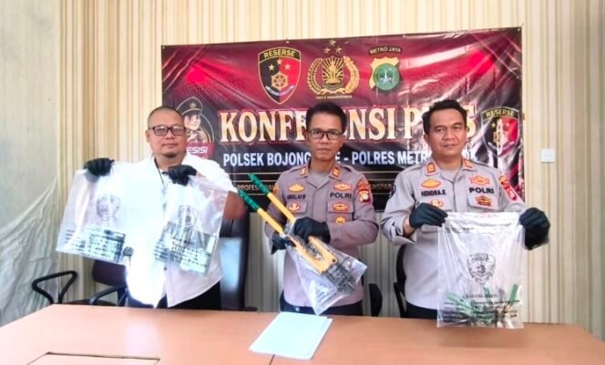 
					Kapolsek Bojonggede AKP Abdullah Safi'ih didampingi jajarannya dan Kasi Humas Polres Metro Depok AKP Hendra K menunjukan barang bukti komplotan maling spesialis mobil di Mapolsek Bojonggede, Jumat, 17 Juli 2026. Foto : Istimewa