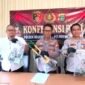Kapolsek Bojonggede AKP Abdullah Safi'ih didampingi jajarannya dan Kasi Humas Polres Metro Depok AKP Hendra K menunjukan barang bukti komplotan maling spesialis mobil di Mapolsek Bojonggede, Jumat, 17 Juli 2026. Foto : Istimewa