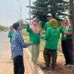 BRI Cabang Bekasi Harapan Indah membagikan nasi box kepada masyarakat sekitar kantor saat Jumat Berkah. Foto : Istimewa