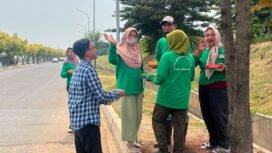 BRI Cabang Bekasi Harapan Indah membagikan nasi box kepada masyarakat sekitar kantor saat Jumat Berkah. Foto : Istimewa