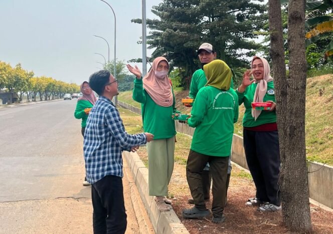 
					BRI Cabang Bekasi Harapan Indah membagikan nasi box kepada masyarakat sekitar kantor saat Jumat Berkah. Foto : Istimewa