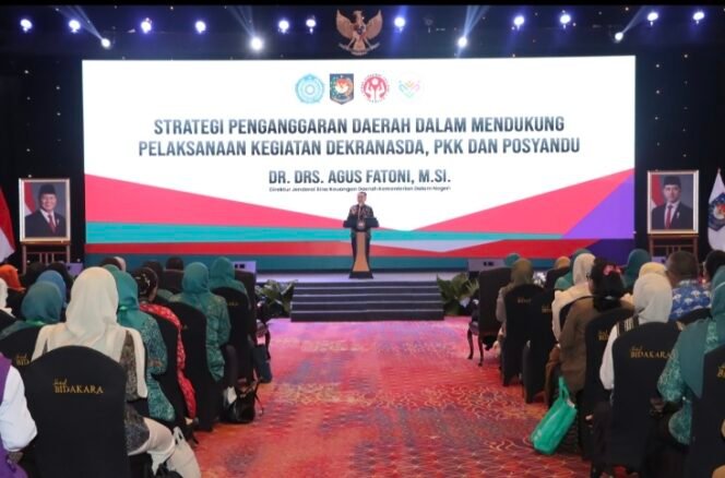
					Dirjen Bina Keuda Kemendagri Agus Fatoni saat menjadi narasumber dalam Rapat Penguatan Tata Kelola Lembaga Dekranas, TP PKK, dan Tim Pembina Posyandu se-Indonesia Bagian Barat di Hotel Bidakara, Jakarta, Senin, 21 September 2026. Foto : Istimewa